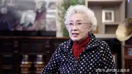 秦怡被确诊了肠癌，医生直言“活不久”，结果98岁仍容光焕发